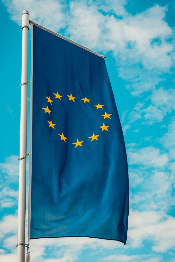 blauwe en gele sterren vlag op een paal